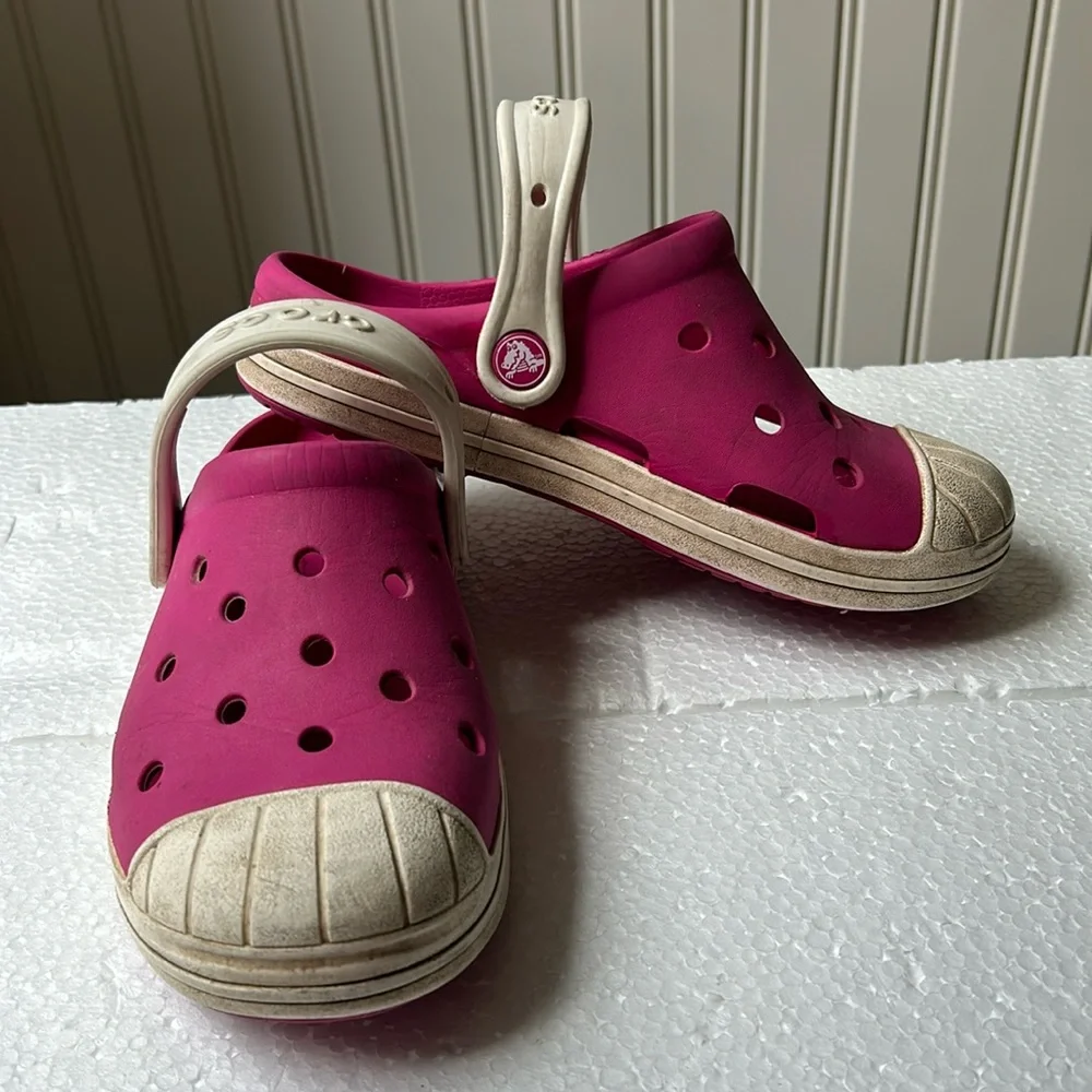 Crocs kids slip in sandal w/ back strap rubber shoe size 2 pink white